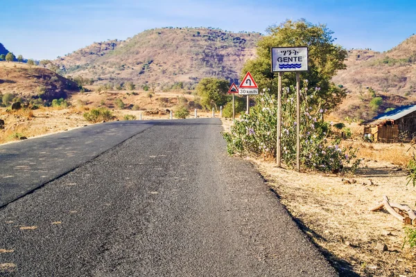 Sinais de trânsito pela estrada para Gondar, na Etiópia — Fotografia de Stock