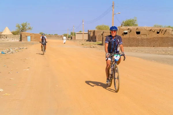 Hombre en bicicleta en Sudán — Foto de Stock