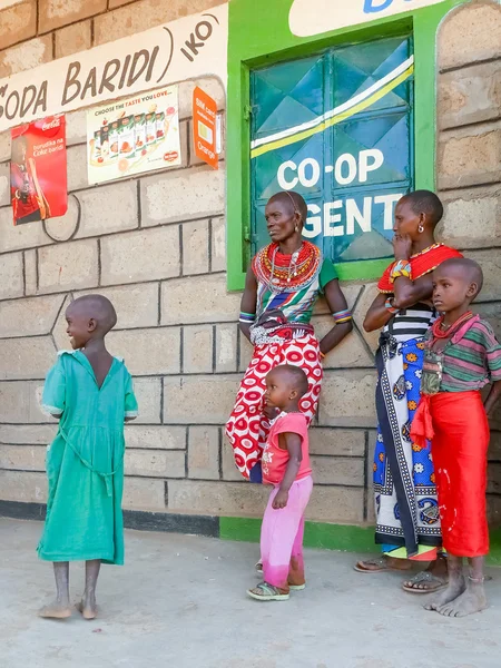 Tribal woman with children in Kenya — Stock Photo, Image