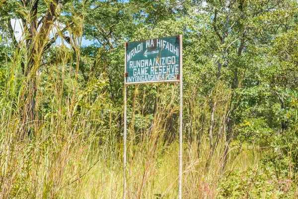 Znak drogowy do Game Reserve w Tanzanii — Zdjęcie stockowe