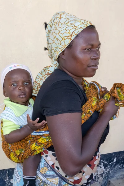 Mujer con un bebé en Tanzania —  Fotos de Stock