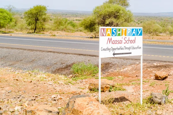 Maasai escola sinal na estrada na Tanzânia — Fotografia de Stock