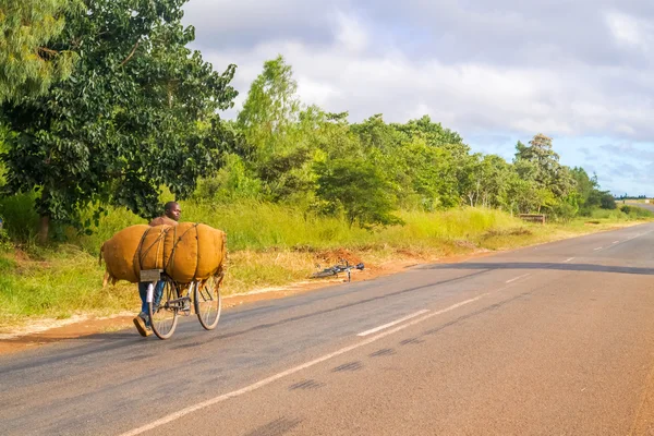 Uomo con la bicicletta in Malawi — Foto Stock
