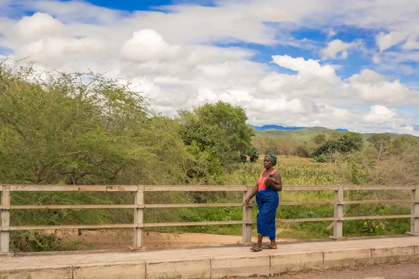 Donna al ponte sul fiume Sabi, Malawi — Foto Stock