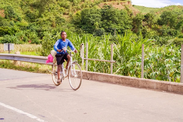 In bicicletta in Malawi — Foto Stock