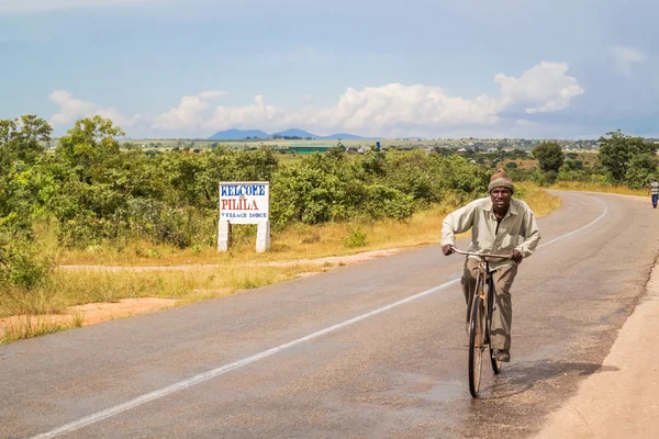 Άνθρωπος με ποδήλατο στη Ζάμπια — Φωτογραφία Αρχείου