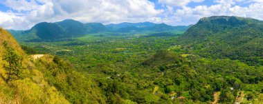Panama 'daki El Valle de Anton adlı sönmüş bir volkanın panoramik görüntüsü.