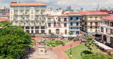 Panama şehri, Panama - 21 Ocak 2025: Plaza Herrera 'nın havadan görünüşü ve Casco Viejo' daki General Tomas Herrera 'nın heykeli, eski şehir merkezi, Panama City, Panama