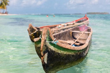 Panama 'nın kuzeydoğusundaki San Blas adalarının takımadalarında Kuna olarak bilinen Guna Yala yerlilerinin el yapımı kanosu Karayip Denizi' ne bakıyor..