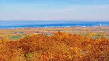 Ontario Kanada 'nın Mavi Dağ bölgesindeki Sahne Mağaraları Suspansiyon Köprüsü' nden panoramik sonbahar ormanı görüntülendi. Renkli yapraklar yuvarlanan tepeler ve uzak Gürcistan Körfezi.