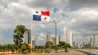 Panama Şehri, Panama. 12 Şubat 2024. Panama bayrağı Cinta Costera rıhtım parkında dalgalanıyor. Arka planda Panama City 'nin modern gökdelenleri var..