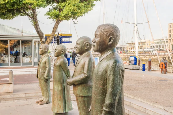 Plaza Nobel en el paseo marítimo de Ciudad del Cabo con las cuatro estatuas de — Foto de Stock