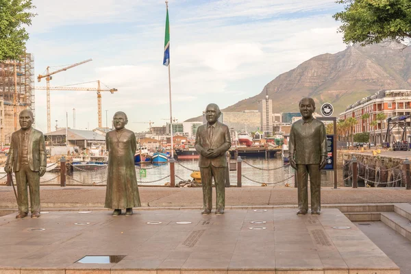 Plaza Nobel en el paseo marítimo de Ciudad del Cabo con las cuatro estatuas de — Foto de Stock