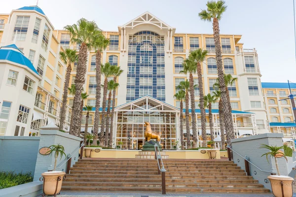 Estátua do leão-marinho em frente ao Hotel Table Bay na Cidade do Cabo — Fotografia de Stock