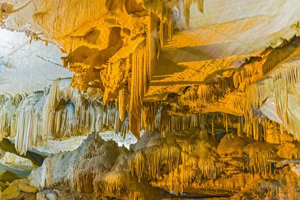 Caverna de cristal no Sequoia National Park, Califórnia, EUA — Fotografia de Stock