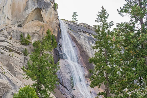 Cascada Vernal en el Parque Nacional Yosemite en California, EE.UU. — Foto de Stock