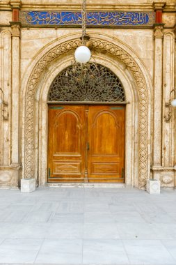 Muhammed Ali Paşa Cami avlusu önde gelen kapı