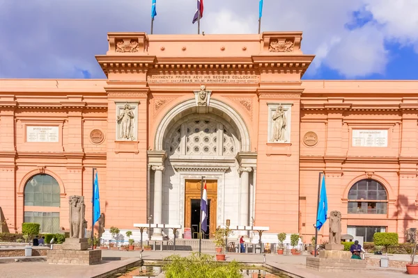 Det egyptiske museet i Kairo. Turistene kommer gjennom hovedinngangen. – stockfoto