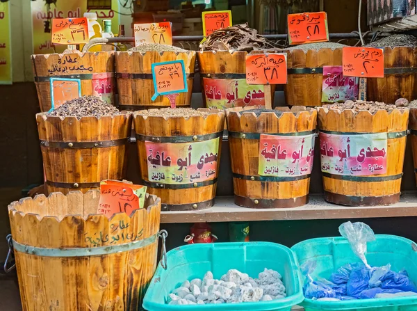 Kruiden op te slaan in de markt in Caïro, Egypte — Stockfoto