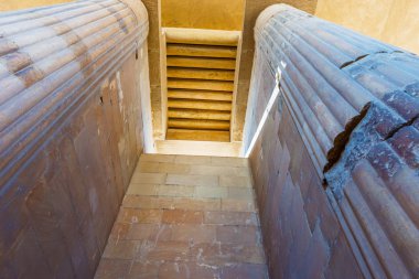Mısır'daki Saqqara Tapınağı içinde sütunlar