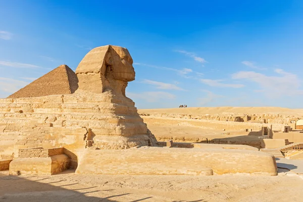 Sphinx och pyramid i giza — Stockfoto