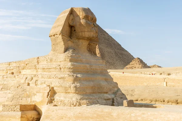 Sphinx och pyramid i giza — Stockfoto