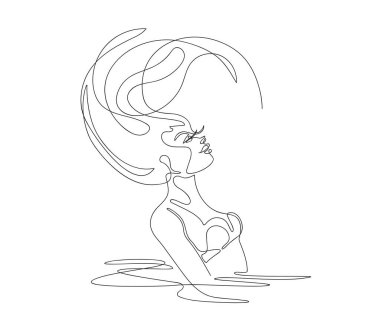 Uzun saçlı bir kadın. Sudaki kadın. Kız saçlarını sallıyor.