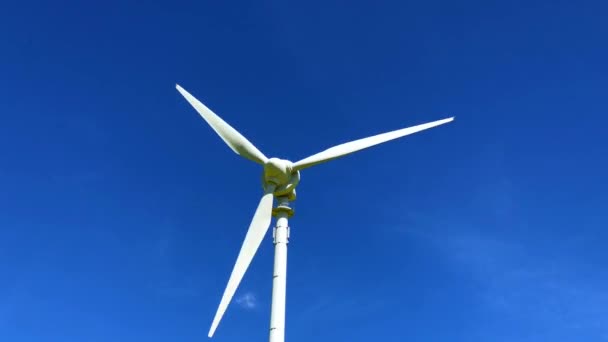 スウェーデンのスカニアの青い空の風力発電タービン — ストック動画