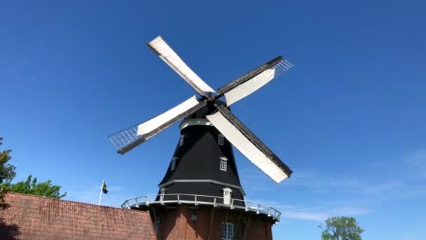 スウェーデンのYstadコミュニティ Krageholm Ystadの古い風車は1864年に建てられました — ストック動画