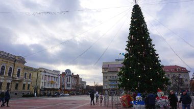 Meydan Kahramanları 'nın merkez şehir meydanı. Kropyvnytskyi kentinin mimari görüşü (önceki isimleri Yelisavetgrad, Zinovievsk Kirovo, Kirovograd), Ukrayna