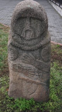 İskitli bir kadının taş heykelleri. Kirovograd Yerel Lore Müzesi, Kropyvnytskyi (Kirovograd), Ukrayna. Ukrayna 'daki en büyük Scythian taş kadın koleksiyonuna ev sahipliği yapmaktadır (altı kopya).)