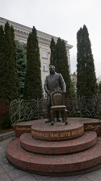 Pomnik Pierwszego Burmistrza Miasta Aleksandra Nikołajewicza Paszutina Pobliżu Budynku Rady — Zdjęcie stockowe