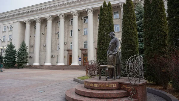 Monumento Primeiro Prefeito Cidade Alexander Nikolaevich Pashutin Perto Edifício Conselho Fotos De Bancos De Imagens