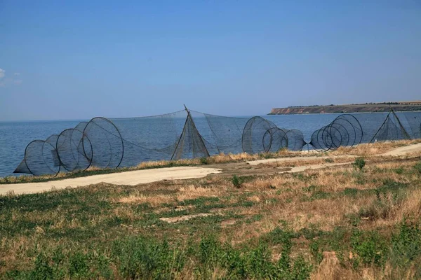 乌克兰赫尔松地区第聂伯河河口河岸的渔网正在干涸 — 图库照片