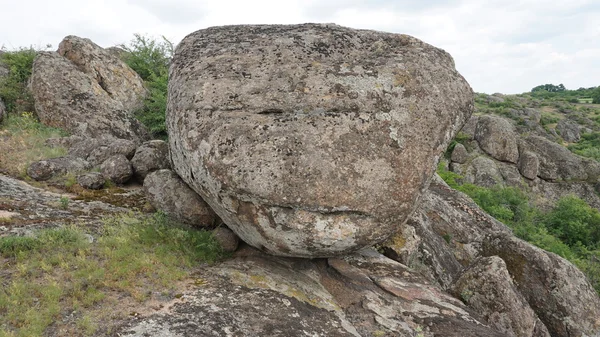 Улыбающийся трехметровый каменный идол — стоковое фото