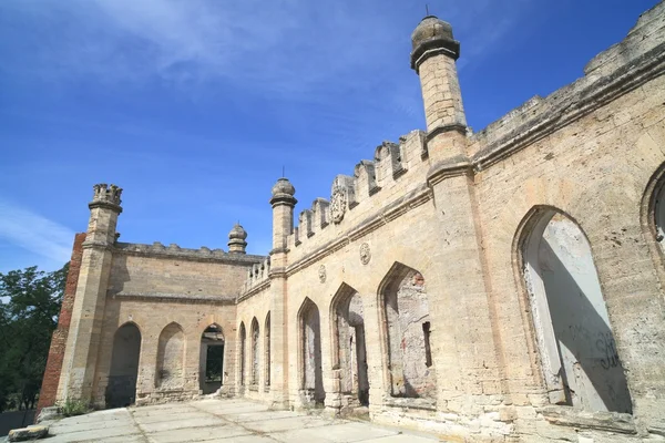 Förstört arkitektoniska monument av romantiken, slotten av den arabisk-gotisk arkitekturen Ivan Kuris, byggandet av 1820 Stockbild