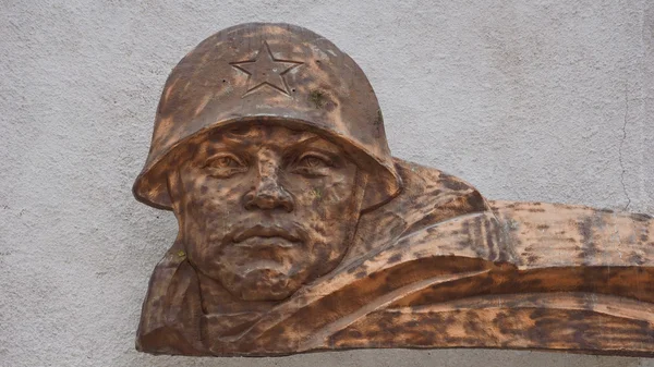 Monument op de rivier de Dnjepr aan de Sovjet-Unie soldaten, omgekomen in 1944 tijdens de bevrijding van Kherson (Oekraïne) van Nazi-troepen — Stockfoto