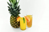 Két pohár gyümölcslé, szelet narancs, mész és ananász..