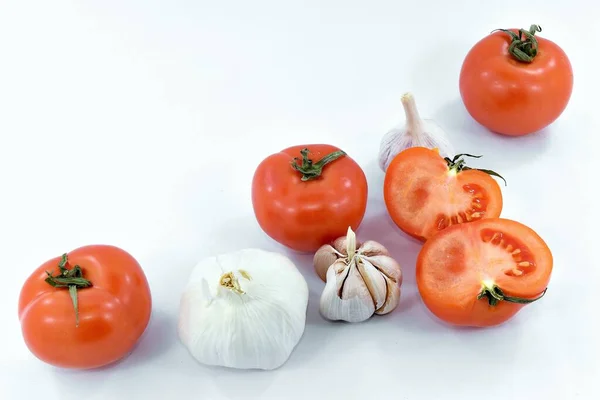 Κόκκινες Ντομάτες Σκόρδο Λευκό Φόντο — Φωτογραφία Αρχείου