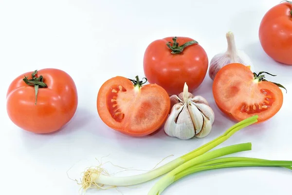 Rote Tomaten Mit Knoblauch Und Zwiebeln Auf Weißem Hintergrund — Stockfoto