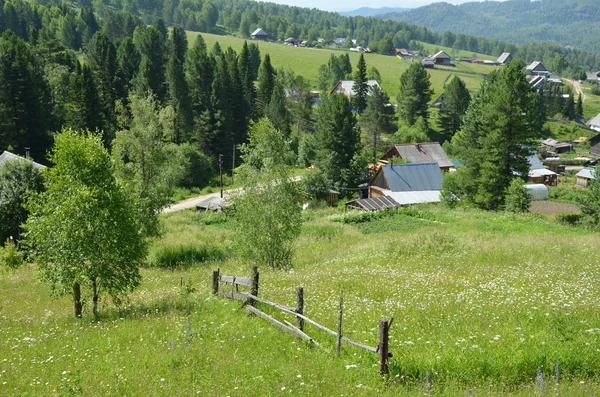 Село в гірському районі — стокове фото