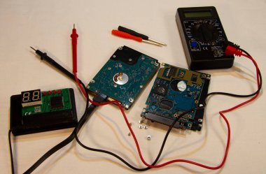 Onarım, voltmetre, yedek parça ve tamir araçları için sabit disk söküldü