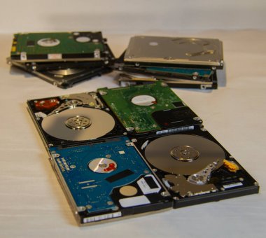 Bir laptoptan alınan birkaç sabit disk, yakın plan çekilmiş.