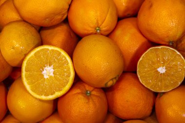 Birkaç olgun portakalın bileşimi