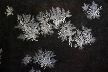 Cama kar taneleri konmuş, yakından çekilmiş.