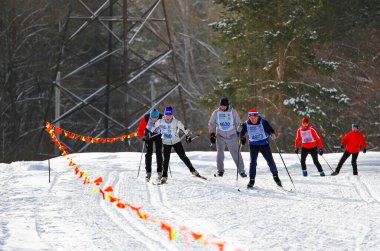 Chelyabinsk, Güney Ural, Rusya - 13 Şubat 2020: Şehir parkında kayak yarışı