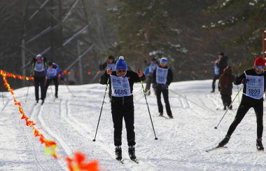 Chelyabinsk, Güney Ural, Rusya - 13 Şubat 2020: Şehir parkında kayak yarışı