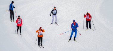 Chelyabinsk, Güney Ural, Rusya - 13 Şubat 2020: Stadyumda kayak yarışı