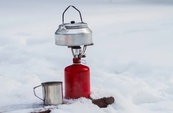 Picknick Winter Een Waterkoker Een Gasbrander Een Mok Een Achtergrond Stockfoto