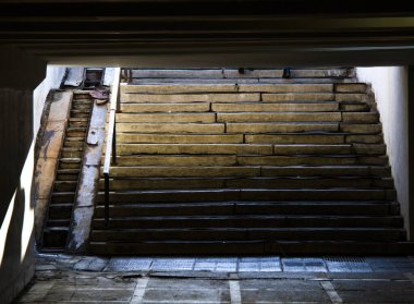 Yeraltı geçidinde granit basamaklar